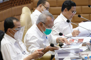<p>Menteri Perhubungan Budi Karya Sumadi (kiri), Menteri PUPR Basuki Hadimuljono (tengah) dan Menteri Desa PDTT dan Transmigrasi Abdul Halim Iskandar (kanan) menghadiri rapat kerja dengan Komisi V DPR di Kompleks Parlemen Senayan,  Jakarta,  Senin, 31 Agustus 2020. Rapat tersebut membahas laporan keuangan pemerintah pusat APBN TA. 2019 dan realisasi APBN TA. 2020 sampai dengan Bulan Agustus 2020. Foto: Ismail Pohan/TrenAsia</p>
