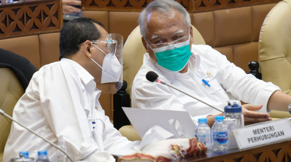 <p>Menteri Perhubungan Budi Karya Sumadi (kiri) dan Menteri PUPR Basuki Hadimuljono (kanan) menghadiri rapat kerja dengan Komisi V DPR di Kompleks Parlemen Senayan,  Jakarta,  Senin, 31 Agustus 2020. Rapat tersebut membahas laporan keuangan pemerintah pusat APBN TA. 2019 dan realisasi APBN TA. 2020 sampai dengan Bulan Agustus 2020. Foto: Ismail Pohan/TrenAsia</p>
