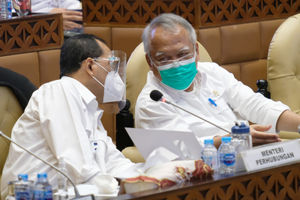 <p>Menteri Perhubungan Budi Karya Sumadi (kiri) dan Menteri PUPR Basuki Hadimuljono (kanan) menghadiri rapat kerja dengan Komisi V DPR di Kompleks Parlemen Senayan,  Jakarta,  Senin, 31 Agustus 2020. Rapat tersebut membahas laporan keuangan pemerintah pusat APBN TA. 2019 dan realisasi APBN TA. 2020 sampai dengan Bulan Agustus 2020. Foto: Ismail Pohan/TrenAsia</p>
