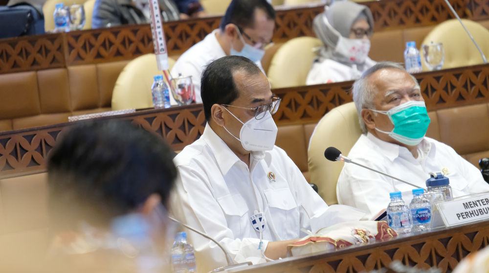 <p>Menteri Perhubungan Budi Karya Sumadi (kiri) dan Menteri PUPR Basuki Hadimuljono (kanan) menghadiri rapat kerja dengan Komisi V DPR di Kompleks Parlemen Senayan, Jakarta, Senin, 31 Agustus 2020. Rapat tersebut membahas laporan keuangan pemerintah pusat APBN TA. 2019 dan realisasi APBN TA. 2020 sampai dengan Bulan Agustus 2020. Foto: Ismail Pohan/TrenAsia</p>