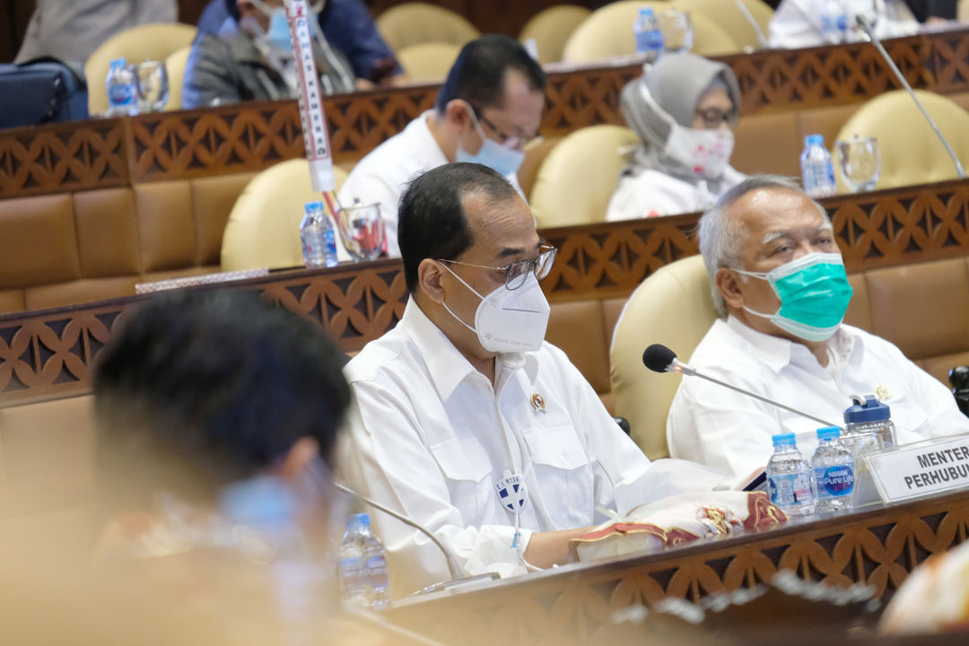 <p>Menteri Perhubungan Budi Karya Sumadi (kiri) dan Menteri PUPR Basuki Hadimuljono (kanan) menghadiri rapat kerja dengan Komisi V DPR di Kompleks Parlemen Senayan,  Jakarta,  Senin, 31 Agustus 2020. Rapat tersebut membahas laporan keuangan pemerintah pusat APBN TA. 2019 dan realisasi APBN TA. 2020 sampai dengan Bulan Agustus 2020. Foto: Ismail Pohan/TrenAsia</p>
