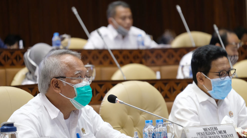 <p>Menteri PUPR Basuki Hadimuljono (kiri) dan Menteri Desa PDTT dan Transmigrasi Abdul Halim Iskandar (kanan) menghadiri rapat kerja dengan Komisi V DPR di Kompleks Parlemen Senayan,  Jakarta,  Senin, 31 Agustus 2020. Rapat tersebut membahas laporan keuangan pemerintah pusat APBN TA. 2019 dan realisasi APBN TA. 2020 sampai dengan Bulan Agustus 2020. Foto: Ismail Pohan/TrenAsia</p>
