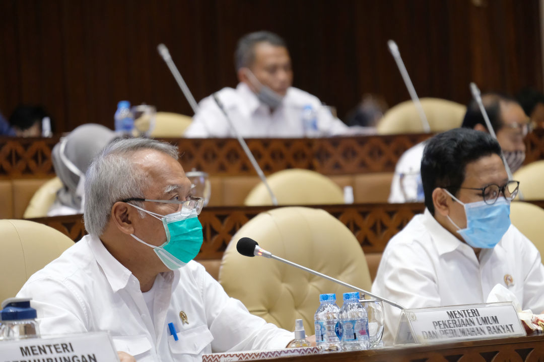 <p>Menteri PUPR Basuki Hadimuljono (kiri) dan Menteri Desa PDTT dan Transmigrasi Abdul Halim Iskandar (kanan) menghadiri rapat kerja dengan Komisi V DPR di Kompleks Parlemen Senayan,  Jakarta,  Senin, 31 Agustus 2020. Rapat tersebut membahas laporan keuangan pemerintah pusat APBN TA. 2019 dan realisasi APBN TA. 2020 sampai dengan Bulan Agustus 2020. Foto: Ismail Pohan/TrenAsia</p>
