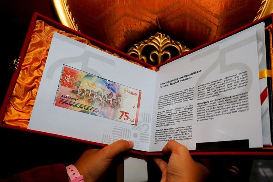<p>Wali Kota Surabaya Tri Rismaharini menerima uang rupiah baru pecahan Rp75.000 dari Bank Indonesia (BI) yang diterbitkan dalam rangka memperingati Hari Ulang Tahun (HUT) ke 75 Kemerdekaan Republik Indonesia. / Facebook @HumasPemkotSurabaya</p>
