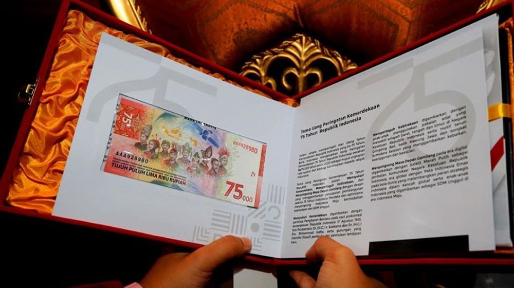 <p>Wali Kota Surabaya Tri Rismaharini menerima uang rupiah baru pecahan Rp75.000 dari Bank Indonesia (BI) yang diterbitkan dalam rangka memperingati Hari Ulang Tahun (HUT) ke 75 Kemerdekaan Republik Indonesia. / Facebook @HumasPemkotSurabaya</p>
