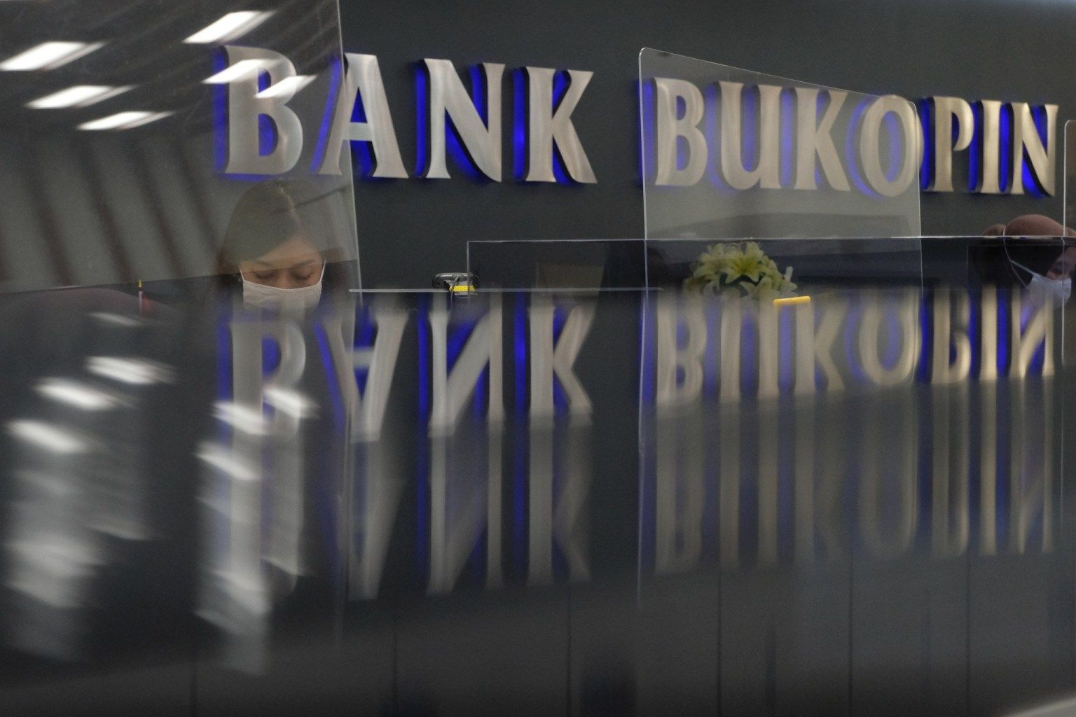 <p>Tampak karyawan sedang melayani nasabah di Kantor Pusat Bank Bukopin di Jalan MT Haryono, Pancoran, Jakarta, Jumat, 3 Juni 2020. Pemegang saham terbesar kedua PT Bank Bukopin Tbk. , KB Kookmin Bank berencana menjadi pemegang saham mayoritas dengan membidik 67% saham perseroan. Untuk bisa mengenggam 67 persen saham, Kookmin Bank akan meningkatkan porsi dari 22 persen ke 26 persen dalam Penawaran Umum Terbatas (PUT) V Bank Bukopin tahun ini. Foto: Ismail Pohan/TrenAsia</p>
