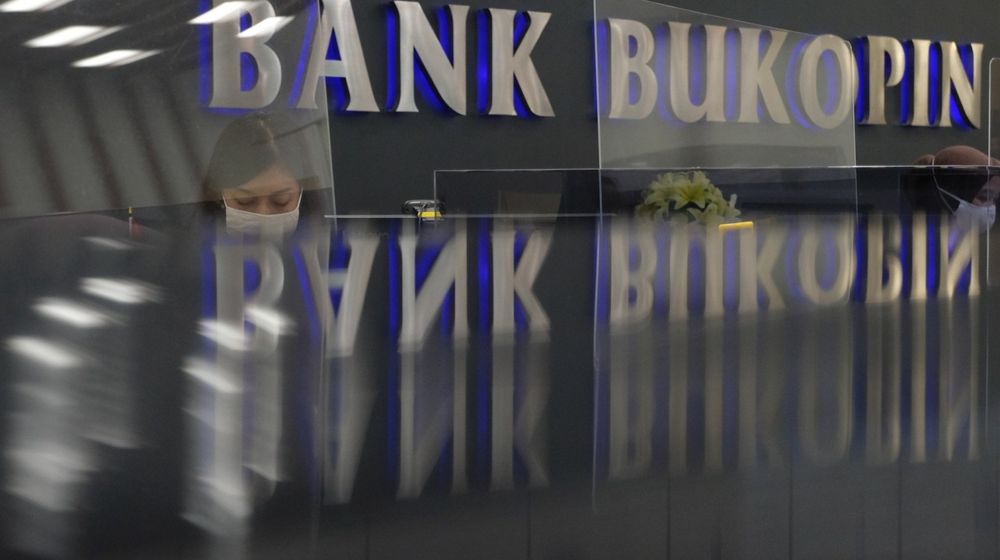 <p>Tampak karyawan sedang melayani nasabah di Kantor Pusat Bank Bukopin di Jalan MT Haryono, Pancoran, Jakarta, Jumat, 3 Juni 2020. Pemegang saham terbesar kedua PT Bank Bukopin Tbk. , KB Kookmin Bank berencana menjadi pemegang saham mayoritas dengan membidik 67% saham perseroan. Untuk bisa mengenggam 67 persen saham, Kookmin Bank akan meningkatkan porsi dari 22 persen ke 26 persen dalam Penawaran Umum Terbatas (PUT) V Bank Bukopin tahun ini. Foto: Ismail Pohan/TrenAsia</p>
