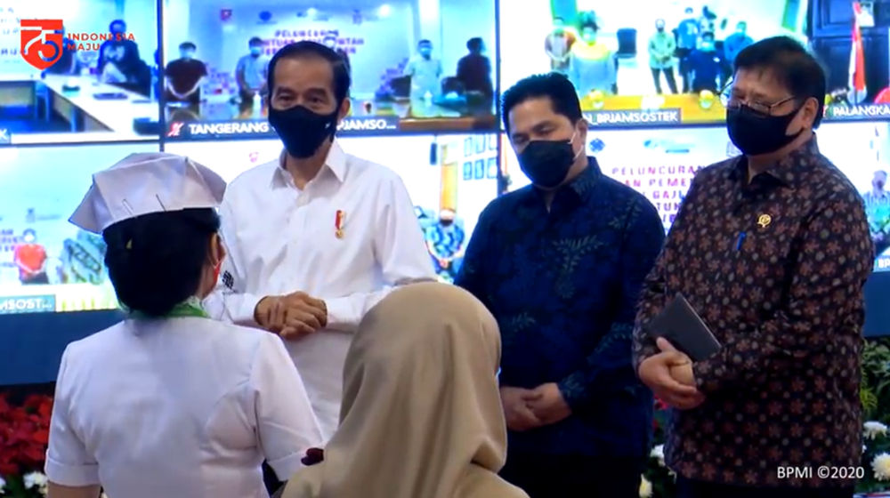 <p>Presiden Joko Widodo bersama dengan Menteri Kooridnator Bidang Perekonomian, Airlangga Hartarto dan Menteri BUMN, Erick Thohir berbincang bersama penerima subsidi gaji pekerja dalam peluncurannya di Istana Merdeka, Jakarta, Kamis, 27 Agustus 2020. / Tangkapan Layar TrenAsia.com</p>
