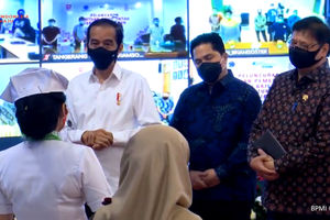 <p>Presiden Joko Widodo bersama dengan Menteri Kooridnator Bidang Perekonomian, Airlangga Hartarto dan Menteri BUMN, Erick Thohir berbincang bersama penerima subsidi gaji pekerja dalam peluncurannya di Istana Merdeka, Jakarta, Kamis, 27 Agustus 2020. / Tangkapan Layar TrenAsia.com</p>
