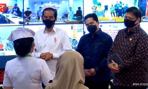 <p>Presiden Joko Widodo bersama dengan Menteri Kooridnator Bidang Perekonomian, Airlangga Hartarto dan Menteri BUMN, Erick Thohir berbincang bersama penerima subsidi gaji pekerja dalam peluncurannya di Istana Merdeka, Jakarta, Kamis, 27 Agustus 2020. / Tangkapan Layar TrenAsia.com</p>

