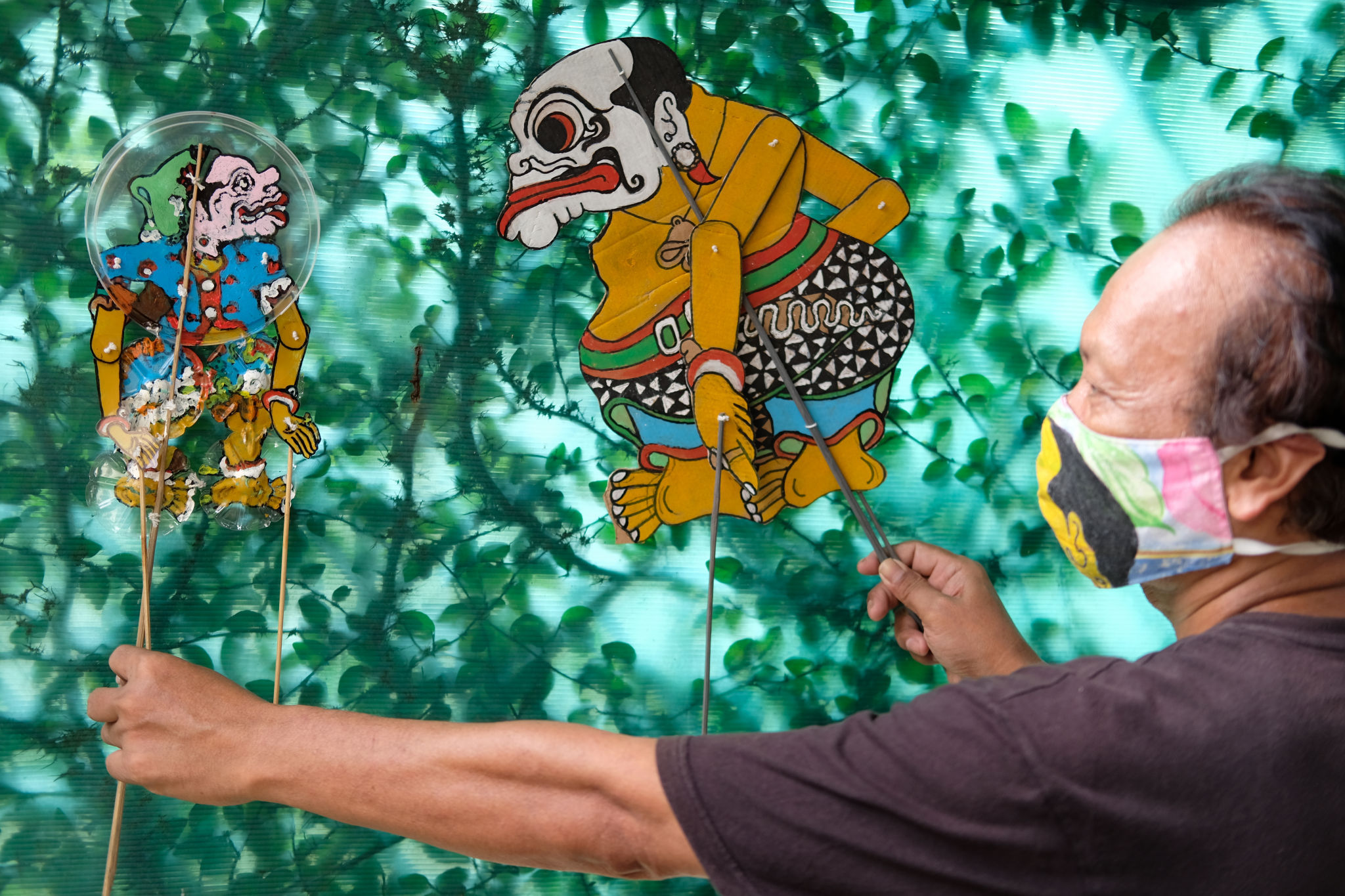 <p>Seniman wayang uwuh Iskandar Hardjodimuljo (59) menunjukkan wayang uwuh (berbahan sampah) karyanya di kawasan Cawang, Jakarta Timur, Selasa, 11 Agustus 2020. Iskandar yang sudah memproduksi wayang berbahan baku sampah sejak 2013 ini, tetap eksis berkarya karena kecintaannya terhadap dunia wayang dan lingkungan. Selama pandemi seniman ini bisa membuat 4-5 karakter wayang setiap harinya, wayang tersebut dijual dengan harga Rp 30 Ribu- Rp 300 Ribu tergantung tingkat kesulitan pembuatannya. Terkadang wayang yang diproduksi Iskandar juga kerap disumbangkan untuk sekolah-sekolah dan kelompok bermain anak, untuk mengedukasikan kepedulian terhadap lingkungan, seni dan budaya wayang. Foto: Ismail Pohan/TrenAsia</p>
