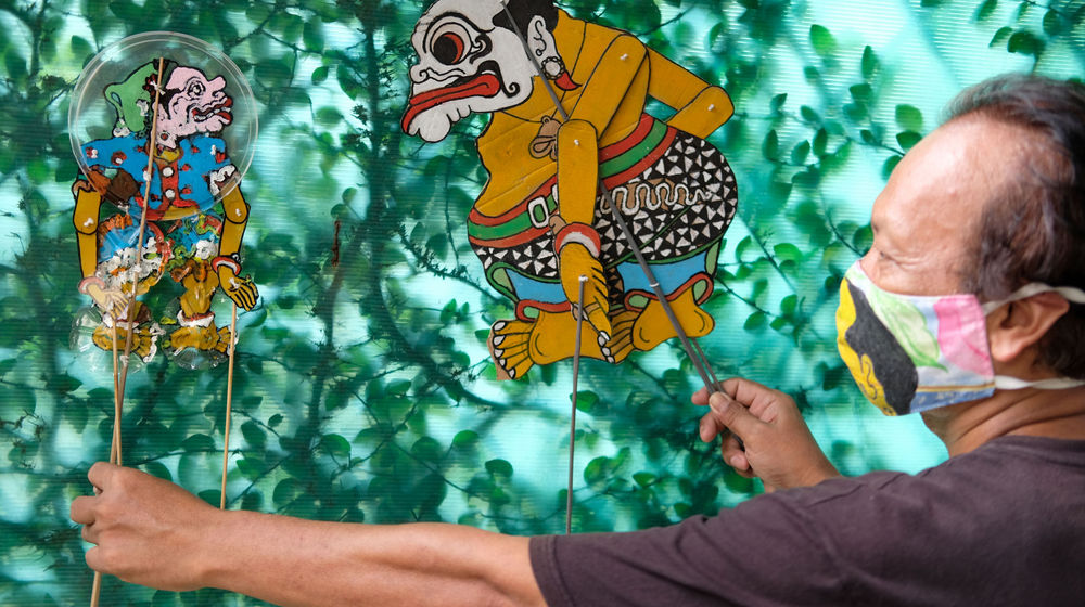 <p>Seniman wayang uwuh Iskandar Hardjodimuljo (59) menunjukkan wayang uwuh (berbahan sampah) karyanya di kawasan Cawang, Jakarta Timur, Selasa, 11 Agustus 2020. Iskandar yang sudah memproduksi wayang berbahan baku sampah sejak 2013 ini, tetap eksis berkarya karena kecintaannya terhadap dunia wayang dan lingkungan. Selama pandemi seniman ini bisa membuat 4-5 karakter wayang setiap harinya, wayang tersebut dijual dengan harga Rp 30 Ribu- Rp 300 Ribu tergantung tingkat kesulitan pembuatannya. Terkadang wayang yang diproduksi Iskandar juga kerap disumbangkan untuk sekolah-sekolah dan kelompok bermain anak, untuk mengedukasikan kepedulian terhadap lingkungan, seni dan budaya wayang. Foto: Ismail Pohan/TrenAsia</p>
