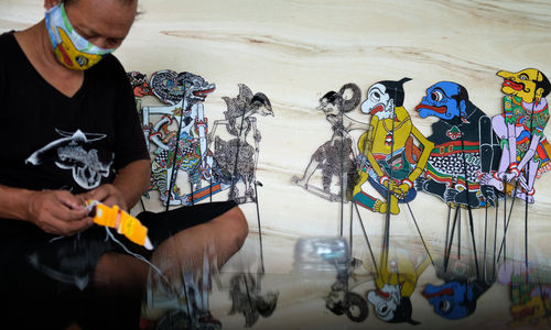 <p>Seniman wayang uwuh Iskandar Hardjodimuljo (59) membuat wayang uwuh (berbahan sampah) di kawasan Cawang, Jakarta Timur, Selasa, 11 Agustus 2020. Iskandar yang sudah memproduksi wayang berbahan baku sampah sejak 2013 ini, tetap eksis berkarya karena kecintaannya terhadap dunia wayang dan lingkungan. Selama pandemi seniman ini bisa membuat 4-5 karakter wayang setiap harinya, wayang tersebut dijual dengan harga Rp 30 Ribu- Rp 300 Ribu tergantung tingkat kesulitan pembuatannya. Terkadang wayang yang diproduksi Iskandar juga kerap disumbangkan untuk sekolah-sekolah dan kelompok bermain anak, untuk mengedukasikan kepedulian terhadap lingkungan, seni dan budaya wayang. Foto: Ismail Pohan/TrenAsia</p>
