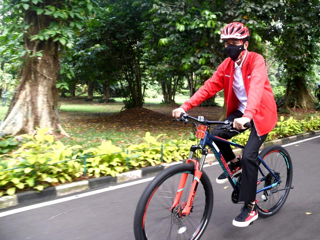 <p>Presiden Joko Widodo saat menaiki sepeda Polygon. / Setneg.go.id</p>
