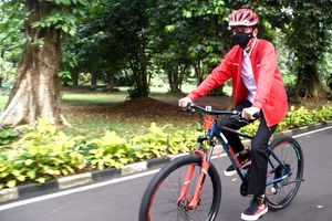 <p>Presiden Joko Widodo saat menaiki sepeda Polygon. / Setneg.go.id</p>
