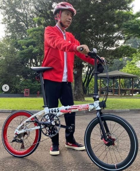 <p>Tangkapan layar Presiden Joko Widodo mengunggah foto sebuah sepeda Kreuz buatan Indonesia. / Instagram @Jokowi</p>
