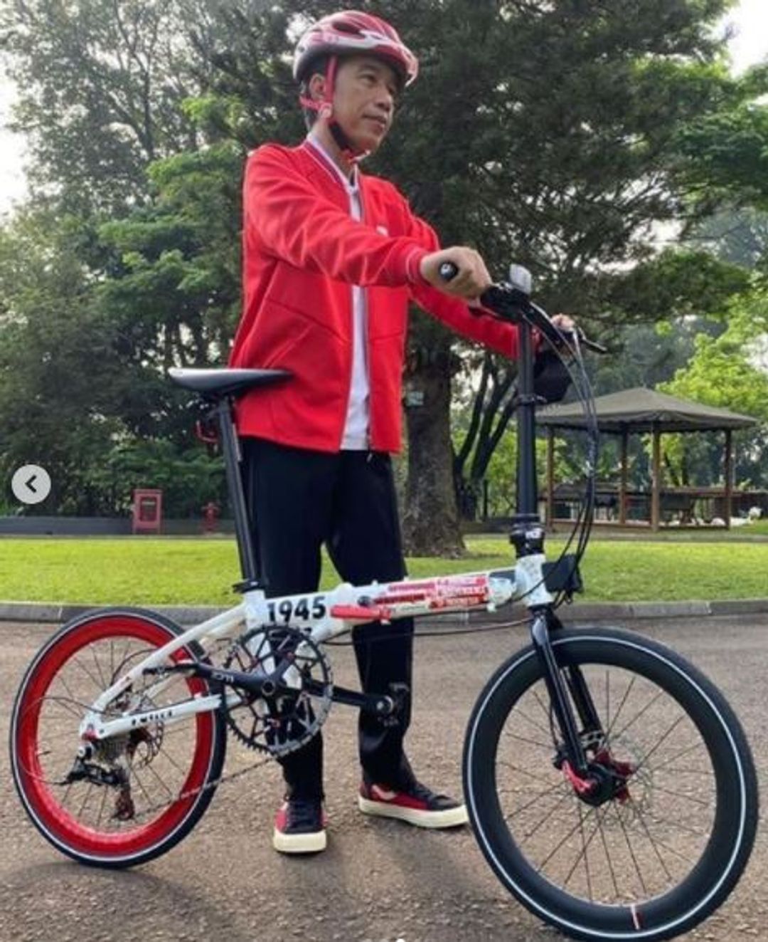 <p>Tangkapan layar Presiden Joko Widodo mengunggah foto sebuah sepeda Kreuz buatan Indonesia. / Instagram @Jokowi</p>
