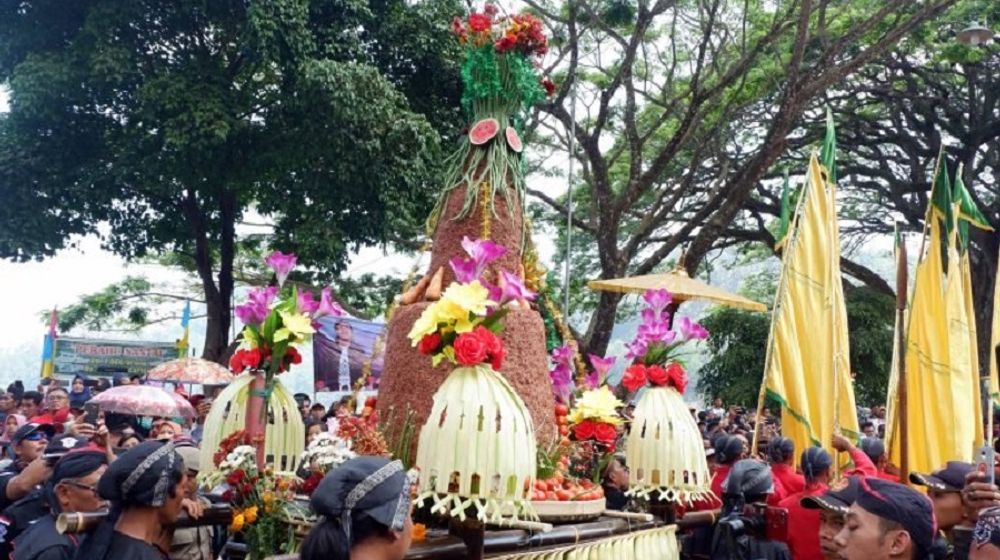 <p>Buceng Agung atau Buceng Utama dalam tradisi Larung Telaga Ngebel merupakan acara rutin yang digelar masyarakat Ponorogo sebagai ungkapan rasa syukur dan pertanda tanggal 1 Suro atau 1 Muharam di Objek Wisata Telaga Ngebel Ponorogo, Jawa Timur. / Foto: Pemkab Ponorogo</p>