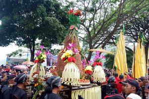 <p>Buceng Agung atau Buceng Utama dalam tradisi Larung Telaga Ngebel merupakan acara rutin yang digelar masyarakat Ponorogo sebagai ungkapan rasa syukur dan pertanda tanggal 1 Suro atau 1 Muharam di Objek Wisata Telaga Ngebel Ponorogo, Jawa Timur. / Foto: Pemkab Ponorogo</p>
