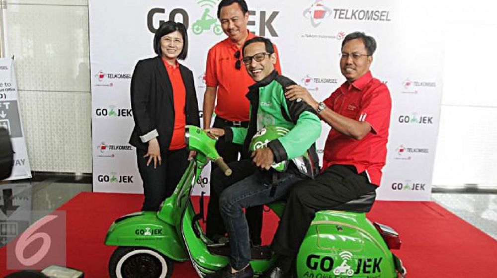 <p>Direktur Sales Telkomsel Mas’ud Khamid (paling tengah), Presiden Direktur Tiphone Mobile Indonesia Tan Lie Pin (paling kiri) dan CEO GO-JEK Nadiem Anwar Makarim (paling kanan), saat peluncuran Go Pulsa, pembelian pulsa melalui driver Gojek pada Februari 2016. / Tiphone.co.id</p>
