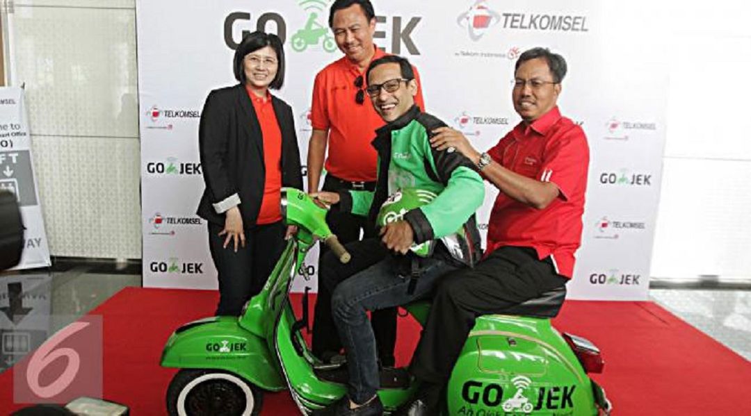 <p>Direktur Sales Telkomsel Mas&#8217;ud Khamid (paling tengah), Presiden Direktur Tiphone Mobile Indonesia Tan Lie Pin (paling kiri) dan CEO GO-JEK Nadiem Anwar Makarim (paling kanan), saat peluncuran Go Pulsa, pembelian pulsa melalui driver Gojek pada Februari 2016. / Tiphone.co.id</p>
