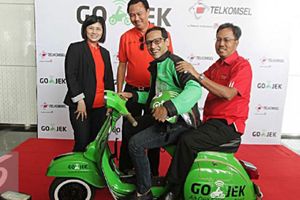 <p>Direktur Sales Telkomsel Mas’ud Khamid (paling tengah), Presiden Direktur Tiphone Mobile Indonesia Tan Lie Pin (paling kiri) dan CEO GO-JEK Nadiem Anwar Makarim (paling kanan), saat peluncuran Go Pulsa, pembelian pulsa melalui driver Gojek pada Februari 2016. / Tiphone.co.id</p>
