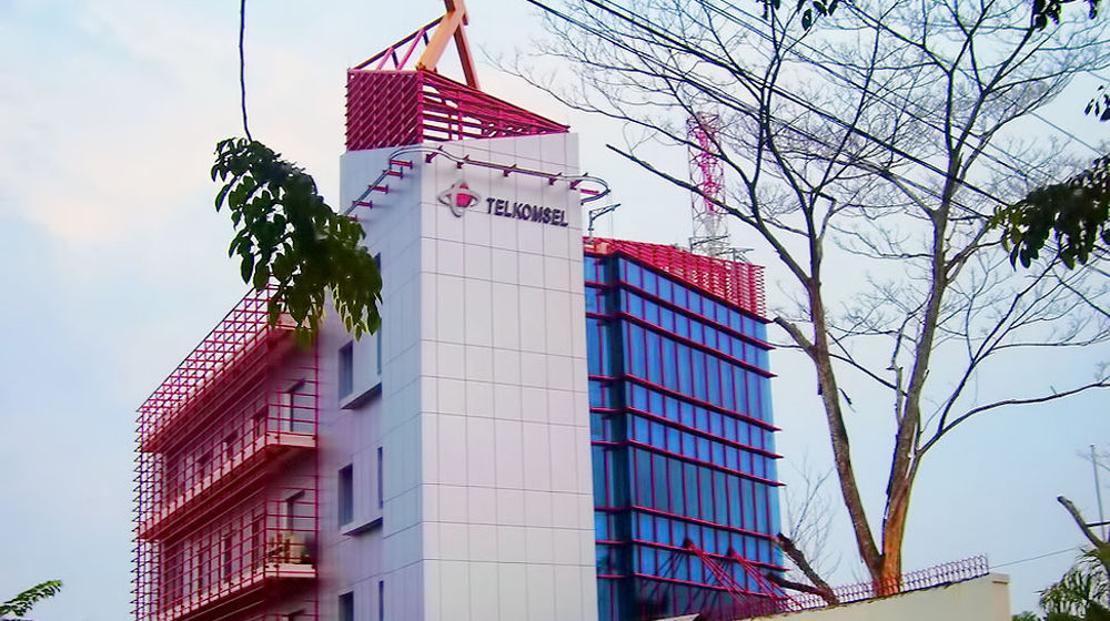 <p>Gedung Telkomsel / wikipedia.com</p>