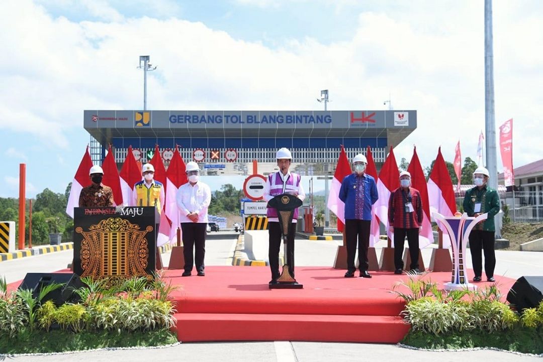 <p>Presiden Joko Widodo meresmikan jalan tol ruas Sigli-Banda Aceh Seksi 4 yang menghubungkan Indrapuri-Blang Bintang dalam kunjungan kerjanya ke Provinsi Aceh pada Selasa, 25 Agustus 2020. / Setneg.go.id</p>
