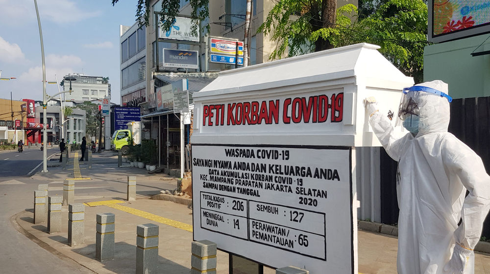 <p>Tugu peti jenazah korban Covid-19 dan medis mengenakan hazmat terpajang di pertigaan Jalan Kemang 1, Jakarta Selatan, Sabtu, 15 Agustus 2020. Tugu tersebut dipajang untuk memberikan peringatan kepada warga untuk tetap waspada terhadap penyebaran Covid-19 yang masih menunjukkan statistik peningkatan korban setiap harinya. Foto: Ismail Pohan/TrenAsia</p>