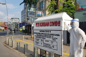 <p>Tugu peti jenazah korban Covid-19 dan medis mengenakan hazmat terpajang di pertigaan Jalan Kemang 1, Jakarta Selatan, Sabtu, 15 Agustus 2020. Tugu tersebut dipajang untuk memberikan peringatan kepada warga untuk tetap waspada terhadap penyebaran Covid-19 yang masih menunjukkan statistik peningkatan korban setiap harinya. Foto: Ismail Pohan/TrenAsia</p>