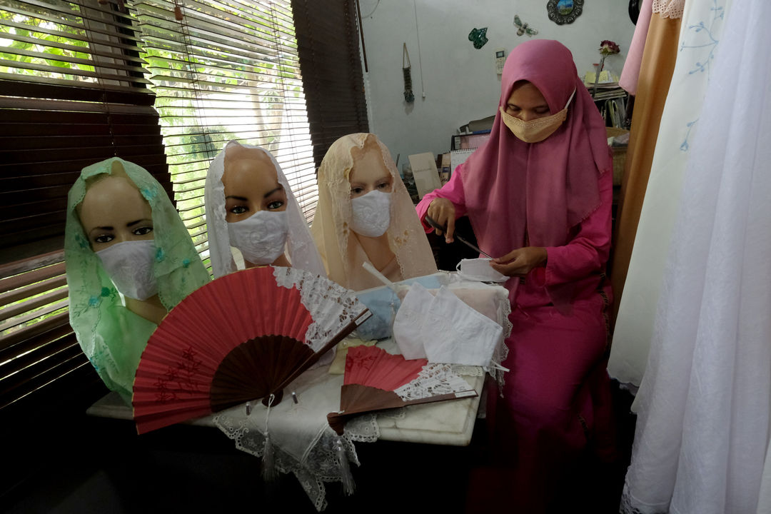 <p>Pekerja menyelesaikan pembuatan masker produk handycraft &#8220;Gartinis Corner&#8221; di gerai Usaha Mikro Kecil Menengah (UMKM) mitra binaan Pertamina di Jakarta, Rabu, 12 Agustus 2020. Pengusaha UMKM yang bisnisnya tertekan pelemahan ekonomi akibat pandemi corona, PT Pertamina akan memberikan bantuan agar pengusaha UMKM bisa bangkit dan kembali memulai bisnisnya. Manager SMEPP Pertamina, Rudi Ariffianto menjelaskan, pelaku UMKM yang menjadi mitra binaan Pertamina akan mendapatkan fasilitas pembiayaan yang mudah dan murah. Penyaluran Dana Pinjaman Program Kemitraan diberikan dengan nilai hingga Rp 200 juta dan jasa administrasi sebesar 3 persen per tahun. Foto: Ismail Pohan/TrenAsia</p>
