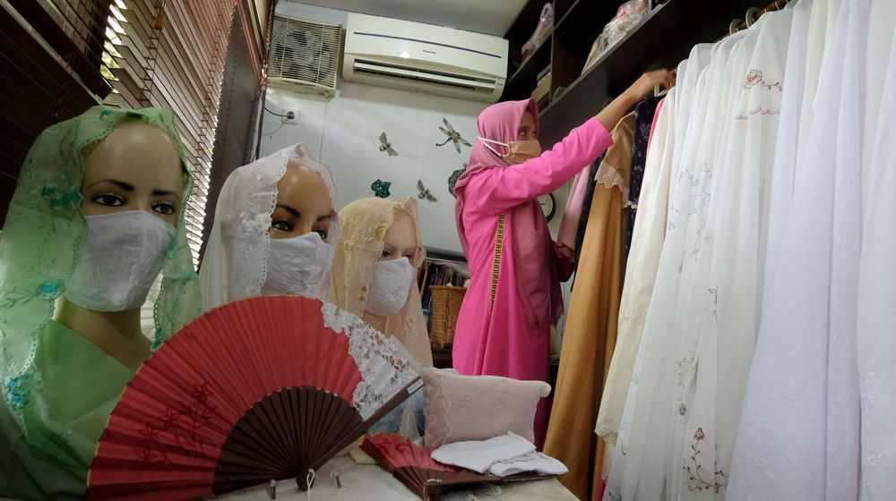 <p>Pekerja menata produk handycraft “Gartinis Corner” di gerai Usaha Mikro Kecil Menengah (UMKM) mitra binaan Pertamina di Jakarta, Rabu, 12 Agustus 2020. Pengusaha UMKM yang bisnisnya tertekan pelemahan ekonomi akibat pandemi corona, PT Pertamina akan memberikan bantuan agar pengusaha UMKM bisa bangkit dan kembali memulai bisnisnya. Manager SMEPP Pertamina, Rudi Ariffianto menjelaskan, pelaku UMKM yang menjadi mitra binaan Pertamina akan mendapatkan fasilitas pembiayaan yang mudah dan murah. Penyaluran Dana Pinjaman Program Kemitraan diberikan dengan nilai hingga Rp 200 juta dan jasa administrasi sebesar 3 persen per tahun. Foto: Ismail Pohan/TrenAsia</p>
