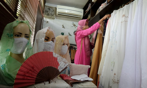 <p>Pekerja menata produk handycraft “Gartinis Corner” di gerai Usaha Mikro Kecil Menengah (UMKM) mitra binaan Pertamina di Jakarta, Rabu, 12 Agustus 2020. Pengusaha UMKM yang bisnisnya tertekan pelemahan ekonomi akibat pandemi corona, PT Pertamina akan memberikan bantuan agar pengusaha UMKM bisa bangkit dan kembali memulai bisnisnya. Manager SMEPP Pertamina, Rudi Ariffianto menjelaskan, pelaku UMKM yang menjadi mitra binaan Pertamina akan mendapatkan fasilitas pembiayaan yang mudah dan murah. Penyaluran Dana Pinjaman Program Kemitraan diberikan dengan nilai hingga Rp 200 juta dan jasa administrasi sebesar 3 persen per tahun. Foto: Ismail Pohan/TrenAsia</p>