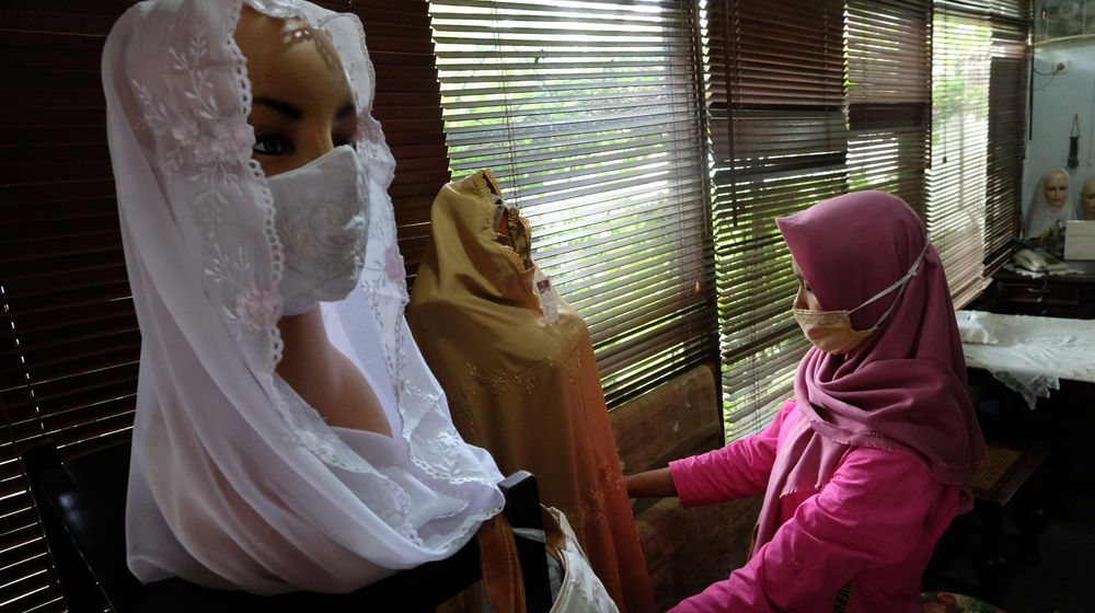 <p>Pekerja menata produk handycraft “Gartinis Corner” di gerai Usaha Mikro Kecil Menengah (UMKM) mitra binaan Pertamina di Jakarta, Rabu, 12 Agustus 2020. pengusaha UMKM yang bisnisnya tertekan pelemahan ekonomi akibat pandemi corona, PT Pertamina akan memberikan bantuan agar pengusaha UMKM bisa bangkit dan kembali memulai bisnisnya. Manager SMEPP Pertamina, Rudi Ariffianto menjelaskan, pelaku UMKM yang menjadi mitra binaan Pertamina akan mendapatkan fasilitas pembiayaan yang mudah dan murah. Penyaluran Dana Pinjaman Program Kemitraan diberikan dengan nilai hingga Rp 200 juta dan jasa administrasi sebesar 3 persen per tahun. Foto: Ismail Pohan/TrenAsia</p>
