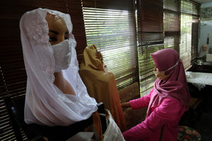 <p>Pekerja menata produk handycraft “Gartinis Corner” di gerai Usaha Mikro Kecil Menengah (UMKM) mitra binaan Pertamina di Jakarta, Rabu, 12 Agustus 2020. pengusaha UMKM yang bisnisnya tertekan pelemahan ekonomi akibat pandemi corona, PT Pertamina akan memberikan bantuan agar pengusaha UMKM bisa bangkit dan kembali memulai bisnisnya. Manager SMEPP Pertamina, Rudi Ariffianto menjelaskan, pelaku UMKM yang menjadi mitra binaan Pertamina akan mendapatkan fasilitas pembiayaan yang mudah dan murah. Penyaluran Dana Pinjaman Program Kemitraan diberikan dengan nilai hingga Rp 200 juta dan jasa administrasi sebesar 3 persen per tahun. Foto: Ismail Pohan/TrenAsia</p>