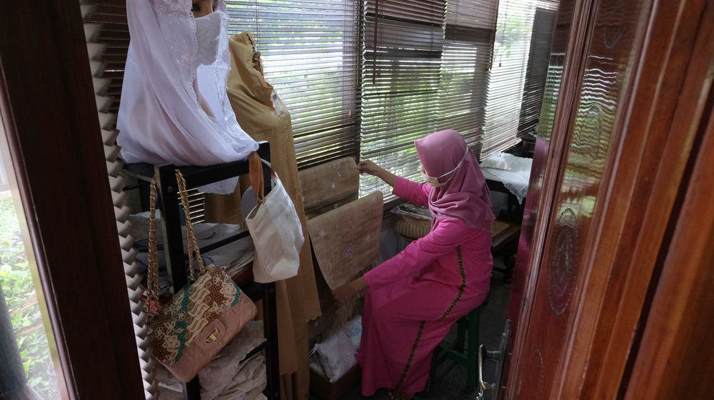 <p>Pekerja menata produk handycraft “Gartinis Corner” di gerai Usaha Mikro Kecil Menengah (UMKM) mitra binaan Pertamina di Jakarta, Rabu, 12 Agustus 2020. Pengusaha UMKM yang bisnisnya tertekan pelemahan ekonomi akibat pandemi corona, PT Pertamina akan memberikan bantuan agar pengusaha UMKM bisa bangkit dan kembali memulai bisnisnya. Manager SMEPP Pertamina, Rudi Ariffianto menjelaskan, pelaku UMKM yang menjadi mitra binaan Pertamina akan mendapatkan fasilitas pembiayaan yang mudah dan murah. Penyaluran Dana Pinjaman Program Kemitraan diberikan dengan nilai hingga Rp 200 juta dan jasa administrasi sebesar 3 persen per tahun. Foto: Ismail Pohan/TrenAsia</p>
