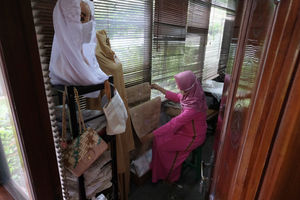 <p>Pekerja menata produk handycraft “Gartinis Corner” di gerai Usaha Mikro Kecil Menengah (UMKM) mitra binaan Pertamina di Jakarta, Rabu, 12 Agustus 2020. Pengusaha UMKM yang bisnisnya tertekan pelemahan ekonomi akibat pandemi corona, PT Pertamina akan memberikan bantuan agar pengusaha UMKM bisa bangkit dan kembali memulai bisnisnya. Manager SMEPP Pertamina, Rudi Ariffianto menjelaskan, pelaku UMKM yang menjadi mitra binaan Pertamina akan mendapatkan fasilitas pembiayaan yang mudah dan murah. Penyaluran Dana Pinjaman Program Kemitraan diberikan dengan nilai hingga Rp 200 juta dan jasa administrasi sebesar 3 persen per tahun. Foto: Ismail Pohan/TrenAsia</p>
