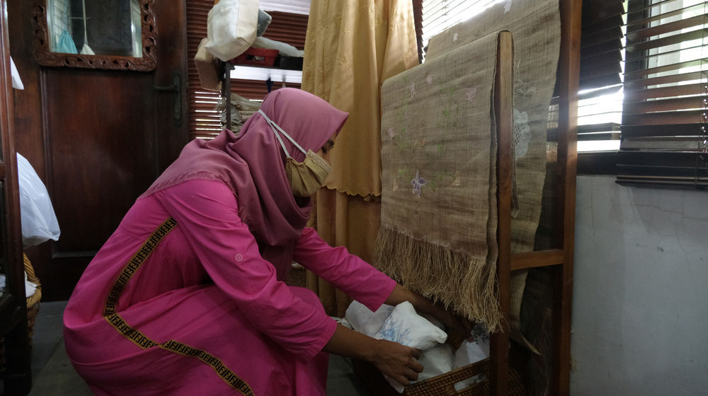 <p>Pekerja menata produk handycraft “Gartinis Corner” di gerai Usaha Mikro Kecil Menengah (UMKM) mitra binaan Pertamina di Jakarta, Rabu, 12 Agustus 2020. Pengusaha UMKM yang bisnisnya tertekan pelemahan ekonomi akibat pandemi corona, PT Pertamina akan memberikan bantuan agar pengusaha UMKM bisa bangkit dan kembali memulai bisnisnya. Manager SMEPP Pertamina, Rudi Ariffianto menjelaskan, pelaku UMKM yang menjadi mitra binaan Pertamina akan mendapatkan fasilitas pembiayaan yang mudah dan murah. Penyaluran Dana Pinjaman Program Kemitraan diberikan dengan nilai hingga Rp 200 juta dan jasa administrasi sebesar 3 persen per tahun. Foto: Ismail Pohan/TrenAsia</p>
