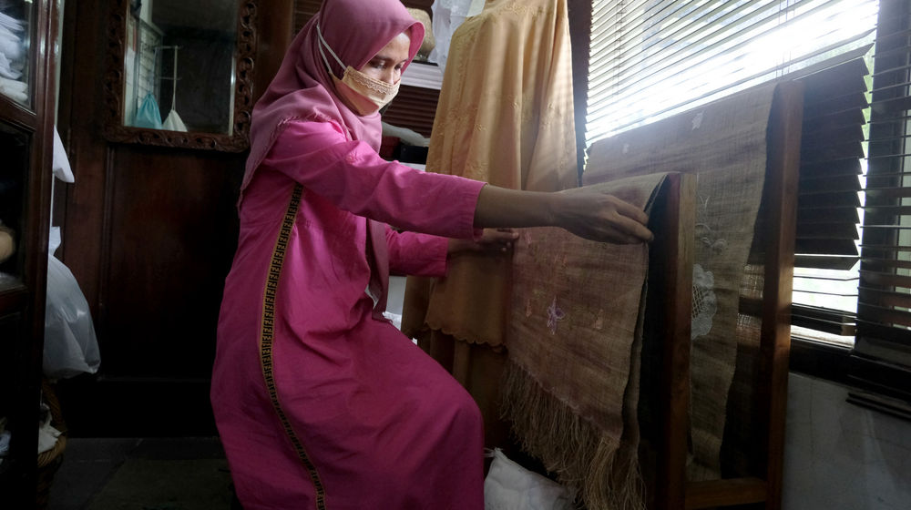 <p>Pekerja menata produk handycraft “Gartinis Corner” di gerai Usaha Mikro Kecil Menengah (UMKM) mitra binaan Pertamina di Jakarta, Rabu, 12 Agustus 2020. Pengusaha UMKM yang bisnisnya tertekan pelemahan ekonomi akibat pandemi corona, PT Pertamina akan memberikan bantuan agar pengusaha UMKM bisa bangkit dan kembali memulai bisnisnya. Manager SMEPP Pertamina, Rudi Ariffianto menjelaskan, pelaku UMKM yang menjadi mitra binaan Pertamina akan mendapatkan fasilitas pembiayaan yang mudah dan murah. Penyaluran Dana Pinjaman Program Kemitraan diberikan dengan nilai hingga Rp 200 juta dan jasa administrasi sebesar 3 persen per tahun. Foto: Ismail Pohan/TrenAsia</p>
