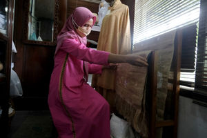 <p>Pekerja menata produk handycraft “Gartinis Corner” di gerai Usaha Mikro Kecil Menengah (UMKM) mitra binaan Pertamina di Jakarta, Rabu, 12 Agustus 2020. Pengusaha UMKM yang bisnisnya tertekan pelemahan ekonomi akibat pandemi corona, PT Pertamina akan memberikan bantuan agar pengusaha UMKM bisa bangkit dan kembali memulai bisnisnya. Manager SMEPP Pertamina, Rudi Ariffianto menjelaskan, pelaku UMKM yang menjadi mitra binaan Pertamina akan mendapatkan fasilitas pembiayaan yang mudah dan murah. Penyaluran Dana Pinjaman Program Kemitraan diberikan dengan nilai hingga Rp 200 juta dan jasa administrasi sebesar 3 persen per tahun. Foto: Ismail Pohan/TrenAsia</p>
