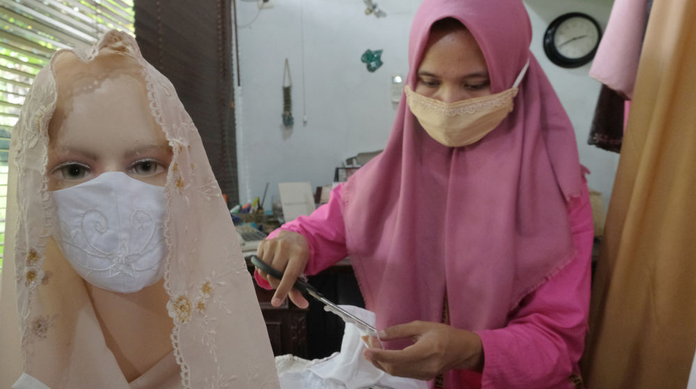 <p>Pekerja menata produk handycraft “Gartinis Corner” di gerai Usaha Mikro Kecil Menengah (UMKM) mitra binaan Pertamina di Jakarta, Rabu, 12 Agustus 2020. Pengusaha UMKM yang bisnisnya tertekan pelemahan ekonomi akibat pandemi corona, PT Pertamina akan memberikan bantuan agar pengusaha UMKM bisa bangkit dan kembali memulai bisnisnya. Manager SMEPP Pertamina, Rudi Ariffianto menjelaskan, pelaku UMKM yang menjadi mitra binaan Pertamina akan mendapatkan fasilitas pembiayaan yang mudah dan murah. Penyaluran Dana Pinjaman Program Kemitraan diberikan dengan nilai hingga Rp 200 juta dan jasa administrasi sebesar 3 persen per tahun. Foto: Ismail Pohan/TrenAsia</p>
