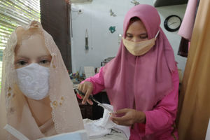 <p>Pekerja menata produk handycraft “Gartinis Corner” di gerai Usaha Mikro Kecil Menengah (UMKM) mitra binaan Pertamina di Jakarta, Rabu, 12 Agustus 2020. Pengusaha UMKM yang bisnisnya tertekan pelemahan ekonomi akibat pandemi corona, PT Pertamina akan memberikan bantuan agar pengusaha UMKM bisa bangkit dan kembali memulai bisnisnya. Manager SMEPP Pertamina, Rudi Ariffianto menjelaskan, pelaku UMKM yang menjadi mitra binaan Pertamina akan mendapatkan fasilitas pembiayaan yang mudah dan murah. Penyaluran Dana Pinjaman Program Kemitraan diberikan dengan nilai hingga Rp 200 juta dan jasa administrasi sebesar 3 persen per tahun. Foto: Ismail Pohan/TrenAsia</p>
