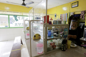 <p>Penjual menggunakan masker dan faceshield saat melayani pelanggan di Warung Tegal (Warteg) Ellya, Cilandak Timur, Jakarta Selatan, Rabu, 5 Agustus 2020. Pemilik warteg mengaku tetap konsisten menerapkan protokol kesehatan pencegahan penyebaran Covid-19 sejak dimulainya masa PSBB transisi hingga saat ini, untuk memastikan keamanan pelanggan yang datang dengan mewajibkan penggunaan masker, menyediakan area cuci tangan, dan pembatasan jarak fisik di area warung tersebut. Foto: Ismail Pohan/TrenAsia</p>
