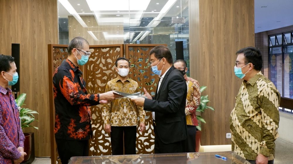 <p>Kuasa hukum PT Batam Sentralindo Julius Singara (kiri) melakukan serah terima nota kesepahaman (MoU) dengan Kuasa hukum Sinomart KTS Development Ltd Johnson Panjaitan (kanan), disaksikan Sesmenko Perekonomian Susiwijono Moegiarso (tengah) dan Deputi VII – Kerjasama Ekonomi International Menko Perekonomian Rizal Affandi Lukman (kedua kanan), Staf Ahli Menko Perekonomian Elen Setiadi (paling kiri) dan Anggota Bidang Kebijakan Strategis BP Batam Enoh Suharto Pranoto (paling kanan), di kantor Menko Perekonomian, Jakarta, (29/7). Sinomart KTS Development (anak perusahaan dari Sinopec, China) dan PT Batam Sentralindo sepakat untuk melanjutkan rencana investasi proyek pembangunan Depo Minyak di Batam, Kepulauan Riau senilai USD 841 Juta  atau lebih dari Rp 12,19 Triliun. / Istimewa</p>
