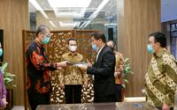 <p>Kuasa hukum PT Batam Sentralindo Julius Singara (kiri) melakukan serah terima nota kesepahaman (MoU) dengan Kuasa hukum Sinomart KTS Development Ltd Johnson Panjaitan (kanan), disaksikan Sesmenko Perekonomian Susiwijono Moegiarso (tengah) dan Deputi VII &#8211; Kerjasama Ekonomi International Menko Perekonomian Rizal Affandi Lukman (kedua kanan), Staf Ahli Menko Perekonomian Elen Setiadi (paling kiri) dan Anggota Bidang Kebijakan Strategis BP Batam Enoh Suharto Pranoto (paling kanan), di kantor Menko Perekonomian, Jakarta, (29/7). Sinomart KTS Development (anak perusahaan dari Sinopec, China) dan PT Batam Sentralindo sepakat untuk melanjutkan rencana investasi proyek pembangunan Depo Minyak di Batam, Kepulauan Riau senilai USD 841 Juta  atau lebih dari Rp 12,19 Triliun. / Istimewa</p>
