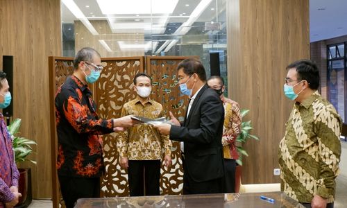 <p>Kuasa hukum PT Batam Sentralindo Julius Singara (kiri) melakukan serah terima nota kesepahaman (MoU) dengan Kuasa hukum Sinomart KTS Development Ltd Johnson Panjaitan (kanan), disaksikan Sesmenko Perekonomian Susiwijono Moegiarso (tengah) dan Deputi VII &#8211; Kerjasama Ekonomi International Menko Perekonomian Rizal Affandi Lukman (kedua kanan), Staf Ahli Menko Perekonomian Elen Setiadi (paling kiri) dan Anggota Bidang Kebijakan Strategis BP Batam Enoh Suharto Pranoto (paling kanan), di kantor Menko Perekonomian, Jakarta, (29/7). Sinomart KTS Development (anak perusahaan dari Sinopec, China) dan PT Batam Sentralindo sepakat untuk melanjutkan rencana investasi proyek pembangunan Depo Minyak di Batam, Kepulauan Riau senilai USD 841 Juta  atau lebih dari Rp 12,19 Triliun. / Istimewa</p>
