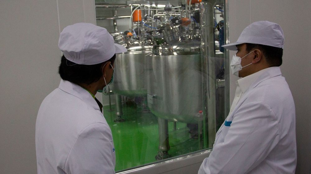 <p>Menteri BUMN Erick Thohir saat mengunjungi kesiapan uji klinis fase 3 calon vaksin COVID-19 di Bandung, Selasa, 4 Agustus 2020/ Bumn.go.id</p>
