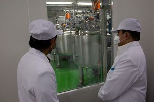 <p>Menteri BUMN Erick Thohir saat mengunjungi kesiapan uji klinis fase 3 calon vaksin COVID-19 di Bandung, Selasa, 4 Agustus 2020/ Bumn.go.id</p>
