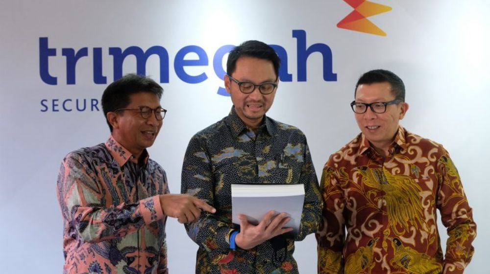 <p>Direktur Utama PT Trimegah Sekuritas Indonesia Tbk Stephanus Turangan (tengah) didampingi oleh Direktur Trimegah David Agus (kanan) dan Direktur Trimegah Syafriandi Armand Saleh (kiri) berfoto bersama usai acara Rapat Umum Pemegang Saham Tahunan (RUPST) Trimegah Sekuritas di Jakarta, Rabu (26/8).</p>