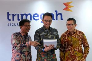 <p>Direktur Utama PT Trimegah Sekuritas Indonesia Tbk Stephanus Turangan (tengah) didampingi oleh Direktur Trimegah David Agus (kanan) dan Direktur Trimegah Syafriandi Armand Saleh (kiri) berfoto bersama usai acara Rapat Umum Pemegang Saham Tahunan (RUPST) Trimegah Sekuritas di Jakarta, Rabu (26/8).</p>